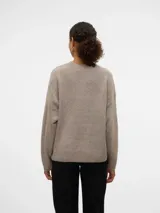 Sweater de punto grueso en color beige melange, con diseño de cuello redondo y hombros caídos. Está confeccionado en una mezcla de poliéster reciclado, lana y acrílico.