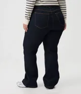 Pantalón de jean recto tiro alto con elastano, color azul oscuro, con bolsillos laterales y traseros, cierre frontal con botón y cremallera, y trabillas para cinturón.