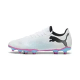 Championes de fútbol Puma Future 7 Play FG/AG, color blanco con detalles en negro, celeste y rosa.