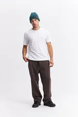 Pantalón de jogging de corte recto y holgado, confeccionado en mezcla de algodón y poliéster. Presenta cintura elástica con cordón de ajuste y diseño liso sin puños en los tobillos.