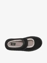 Zueco tipo Mary Jane de la marca UGG, color negro, con diseño de plataforma alta y forro interior de piel de oveja. Presenta costuras decorativas y una tira sobre el empeine.