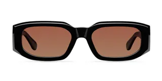 Lentes de sol con montura geométrica rectangular de color negro y lentes polarizadas en tono marrón. Presentan un diseño con detalles biselados en el marco.