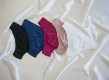 Pack de seis bombachas colaless confeccionadas en tela alycrada, de tiro medio con banda elástica en la cintura. Incluye variedad de colores: negro, azul, fucsia, beige y blanco.