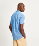 Camisa de hombre de manga corta confeccionada en mezcla de lino y algodón. Presenta un calce comfort, cuello camisero, cierre frontal con botones y un bolsillo en el pecho. Marca Marfinno.