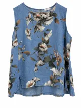 Musculosa azul jean con estampado floral en tonos blancos, grises y marrones, de corte recto y escote redondo.