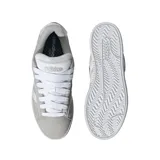 Championes Adidas Grand Court Alpha grises con las tres tiras blancas en los laterales.