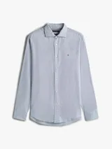 Camisa de corte regular confeccionada en algodón con tejido dobby texturizado. Presenta un micro estampado de puntos, cuello clásico con botones, cierre frontal abotonado y el logo de la marca bordado en el pecho.
