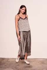 Musculosa con estampado animal print y breteles finos.