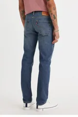 Pantalón de jean de corte slim fit, color azul con lavado medio.