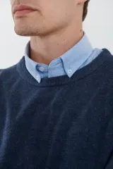 Sweater de tejido de punto color naranja melange, con cuello redondo y manga larga.