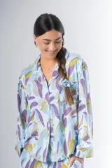 Pijama de algodón estampado, compuesto por una camisa de manga larga con botones y un pantalón recto con elástico en la cintura.