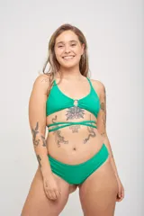 Bombacha vedetina color ladrillo con estampado de líneas en zigzag.