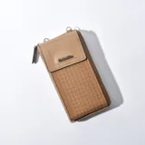 Porta celular color beige con diseño tejido y cierre superior.