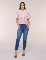 Camisa de gasa rosa con estampado floral y bordados, cuello camisero, mangas cortas abullonadas y cierre frontal de botones.