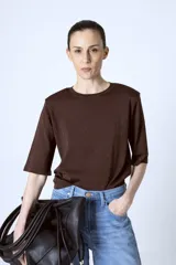 Camiseta marrón de manga corta con cuello redondo.