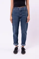 Jean mom fit de tiro alto, color azul oscuro, con cierre de botón y cremallera, y dobladillo en los tobillos.