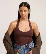 Top tipo halter de color marrón oscuro, ajustado al cuerpo, con escote pronunciado en la espalda.