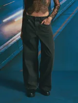 Jean de corte wide leg en color gris oscuro, con diseño de tiro medio y cierre frontal con botón y cremallera.