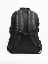 Mochila negra con múltiples bolsillos con cierre, correas ajustables y logo de la marca en el frente.