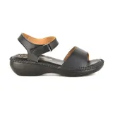 Sandalias de cuero negro con tira ancha sobre el empeine y tira con hebilla ajustable en el tobillo.