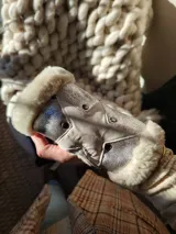 Mitones de cuero color beige con detalles plateados y apliques metálicos. Interior de corderito sintético.