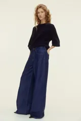 Jean wide leg de tiro alto en denim azul oscuro, de cinco bolsillos, confeccionado en mezcla de algodón y lyocell.