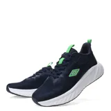 Championes deportivos Umbro modelo Fury, color azul marino con detalles en verde neón. Presentan capellada de tejido técnico transpirable, cierre con cordones y suela de goma blanca con relieve.