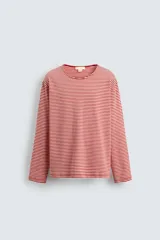 Camiseta de manga larga con ajuste relajado, cuello redondo y estampado de rayas horizontales en color rojo y blanco.