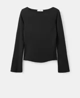 Remera negra de manga larga con cuello barco, confeccionada en tejido elástico y entallado.