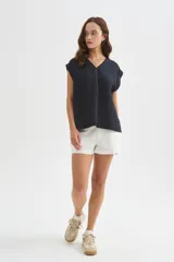 Blusa azul marino de viscosa, de corte holgado, sin mangas y con escote en V.