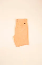Short de lino orgánico para hombre de la marca Rockford, modelo SHT-LINEN-SUM22, en color rosado. Presenta un calce relajado, bolsillos frontales y traseros, cierre frontal con botón y trabillas para cinturón.