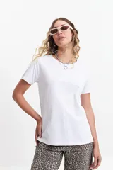 Remera blanca de algodón con cuello redondo y calce regular.