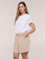 Short de algodón color celeste con sutiles rayas blancas, de silueta holgada, pierna recta y pretina fruncida con elástico y cordón de ajuste.