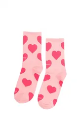 Par de medias de caña media color rosa con estampado de corazones rojos y la palabra "Loud" en uno de los corazones.