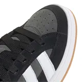 Championes Adidas Campus 00S Beta, de estilo skate, con capellada en tonos de gris y negro, tres franjas blancas y suela de goma color caramelo.