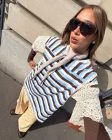 Pantalon de corte recto y holgado, color beige con estampado de lunares pequeños en color oscuro. Cuenta con cintura con cierre de botón y elástico en la parte trasera.