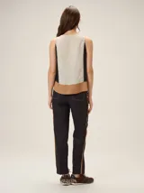 Top de lino sin mangas, con diseño color-block que combina paneles en beige al frente, negro en los laterales y marrón en la parte inferior.