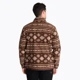 Buzo polar marrón con estampado geométrico en tonos beige y blanco, cuello alto con cierre de botones a presión, bolsillo tipo canguro y bolsillo en el pecho con cierre. Marca Merrell.