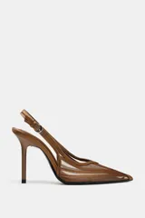Zapato de tacón destalonado color marrón, con puntera fina, detalle de mesh en el cuerpo, tira trasera con hebilla ajustable y tacón fino alto.
