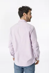 Camisa de hombre color lila, de manga larga, con cuello abotonado y bolsillo en el pecho.
