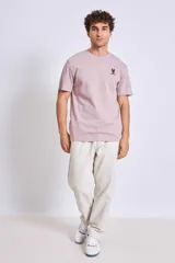 Remera manga corta color lila con logo bordado en el pecho.