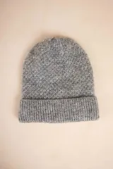 Gorro de lana tejido color gris con doblez en el borde.