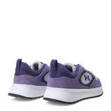 Championes Under Armour modelo Mirage Sport, color violeta con detalles en blanco. Presentan una combinación de gamuza y malla en la parte superior, con el logo de la marca en el lateral y una suela de goma blanca con refuerzo negro en la puntera.