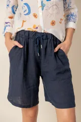 Bermuda azul marino de lino con elástico en la cintura y cordón ajustable.