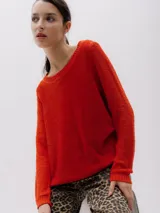 Sweater de punto color rojo arcilla, con cuello redondo y mangas largas, de diseño clásico y ajuste recto.