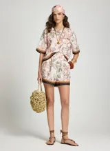 Short estampado Le Lis Blanc, modelo Alice, de tiro alto con cintura elástica y detalles de franjas en contraste en el ruedo.
