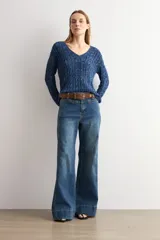 Pantalón de jean wide leg en color blanco, de tiro alto y corte ancho con dobladillo ancho en los bajos.