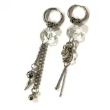 Par de aros colgantes asimétricos de acero quirúrgico con dije facetado transparente y diseños colgantes de cadenas y eslabones plateados.