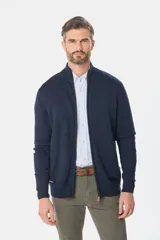 Campera tejida de algodón color azul marino, de diseño clásico con cuello alto y cierre frontal.