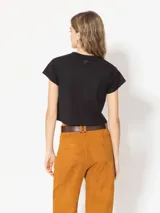 Remera blanca de algodón pima, con mangas cortas y cuello redondo.